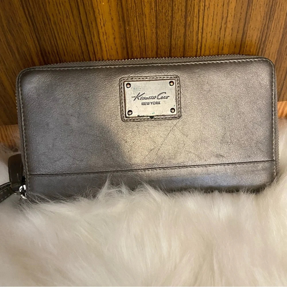 🛍️3/$30 Kenneth Cole  women’s metallic‎ wristlet wallet - Picture 3 of 13